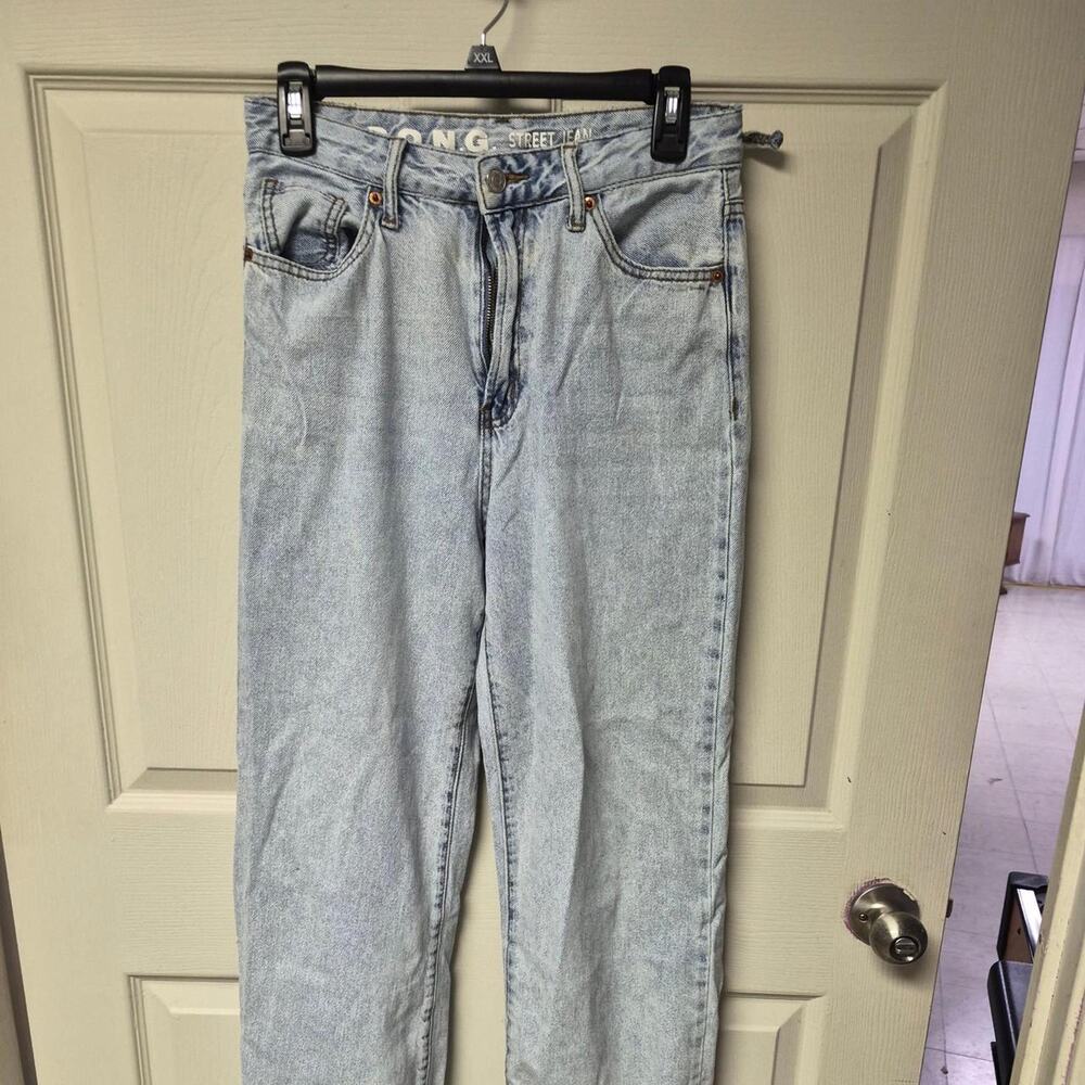 Song jeans with embroidered flowers